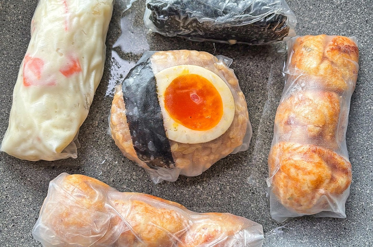 ライスペーパーに包まれた食材をフライパンで焼く様子。おにぎり、たこ焼き、ポテトサラダなど。