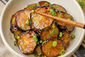 お皿に盛られた照り焼きなすの料理。上に青ねぎが散らされている。