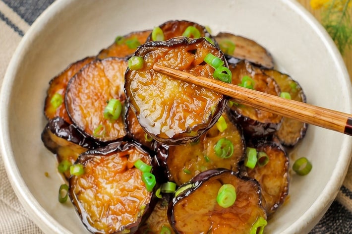 お皿に盛られた照り焼きなすの料理。上に青ねぎが散らされている。