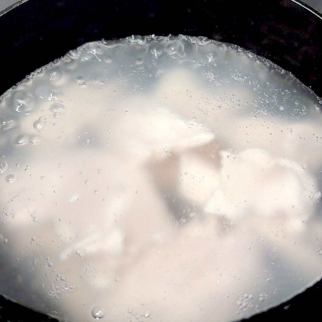 鶏むね肉をゆでている。