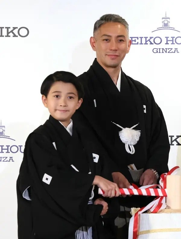 市川團十郎さん（右）と勸玄さん（左）／時事（2023年撮影）