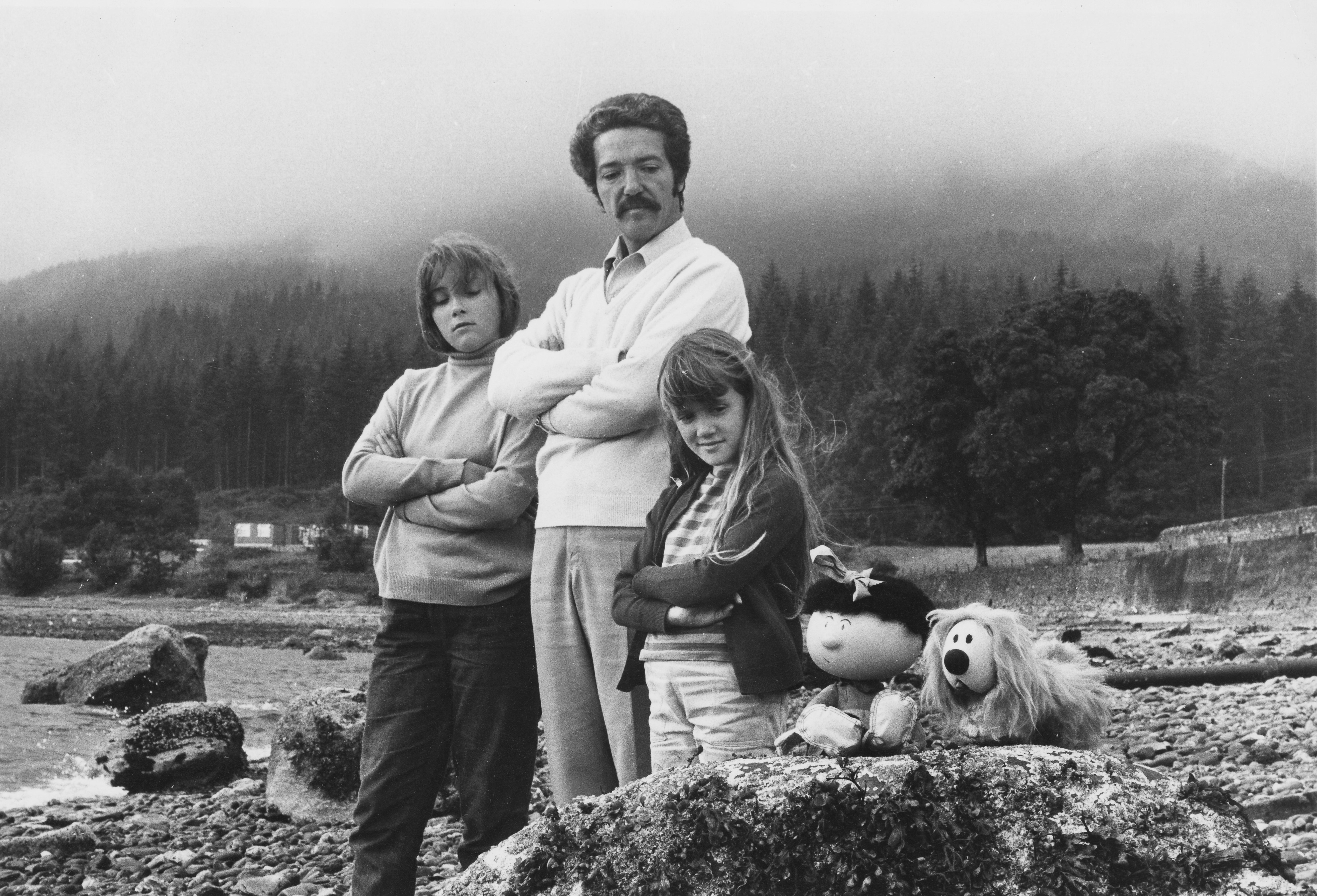 Actor Eric Thompson pictured with his daughters Emmaand Sophie and the puppets 'Florence' and 'Dougal'