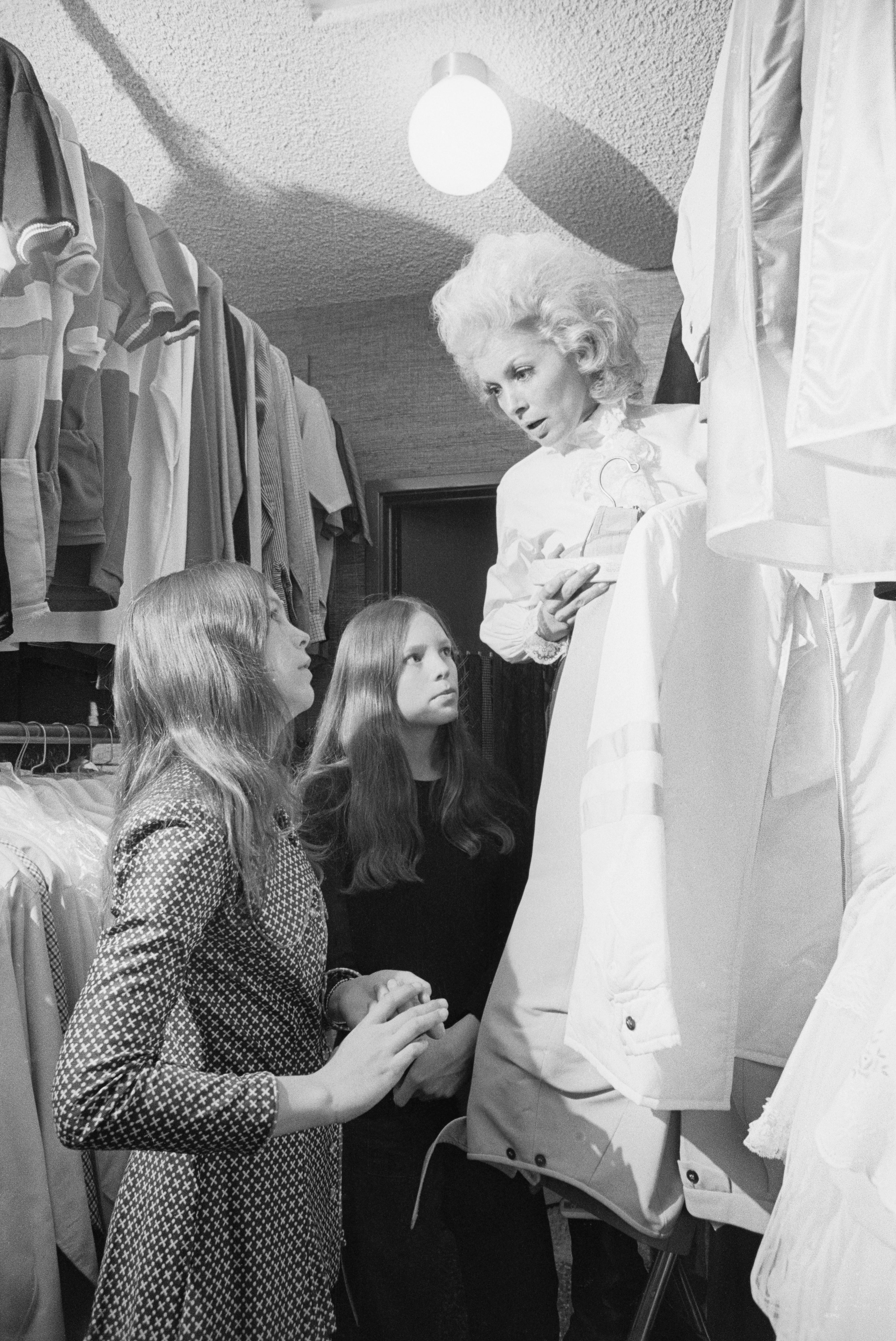 Janet Leigh with her daughters successful her closet