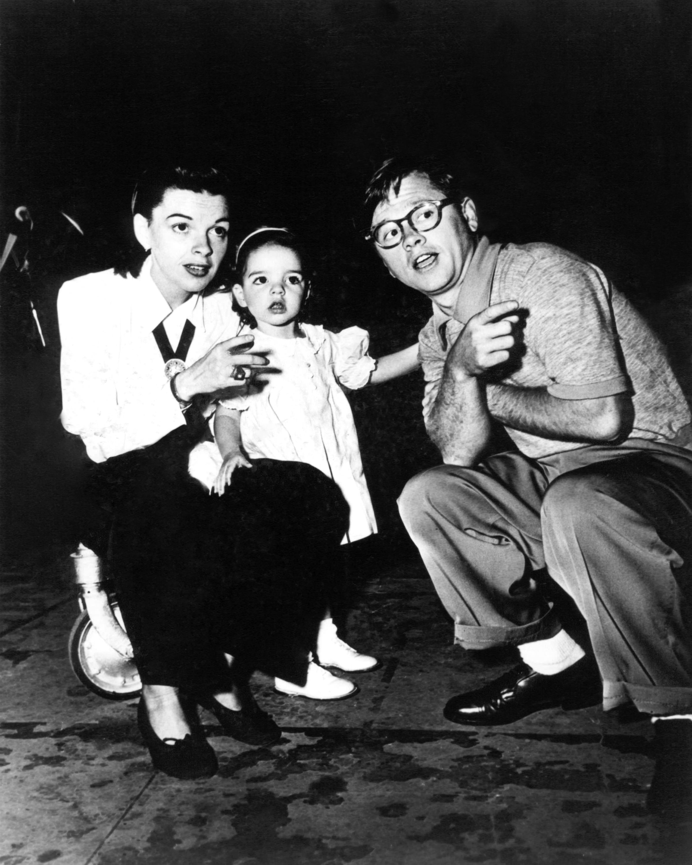 Mickey and Judy crouch to speech to young Liza