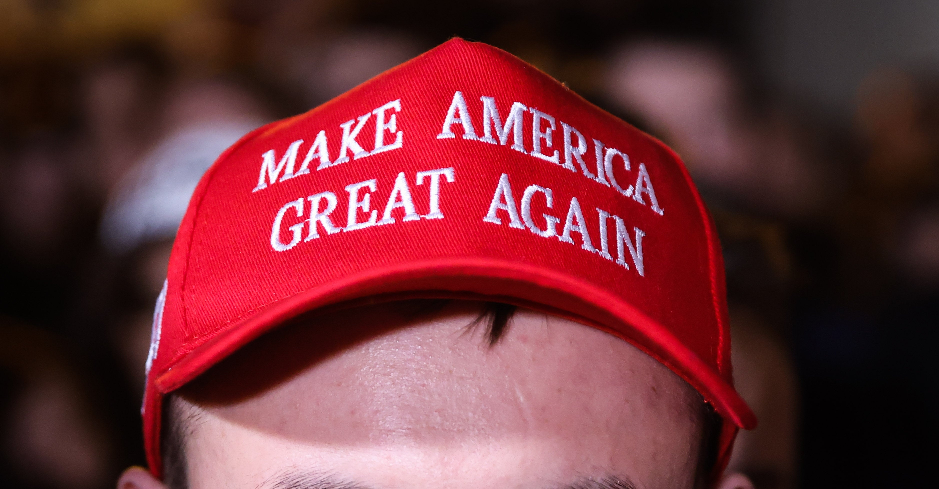 Person som har på seg en "Make America Great Again" hatt