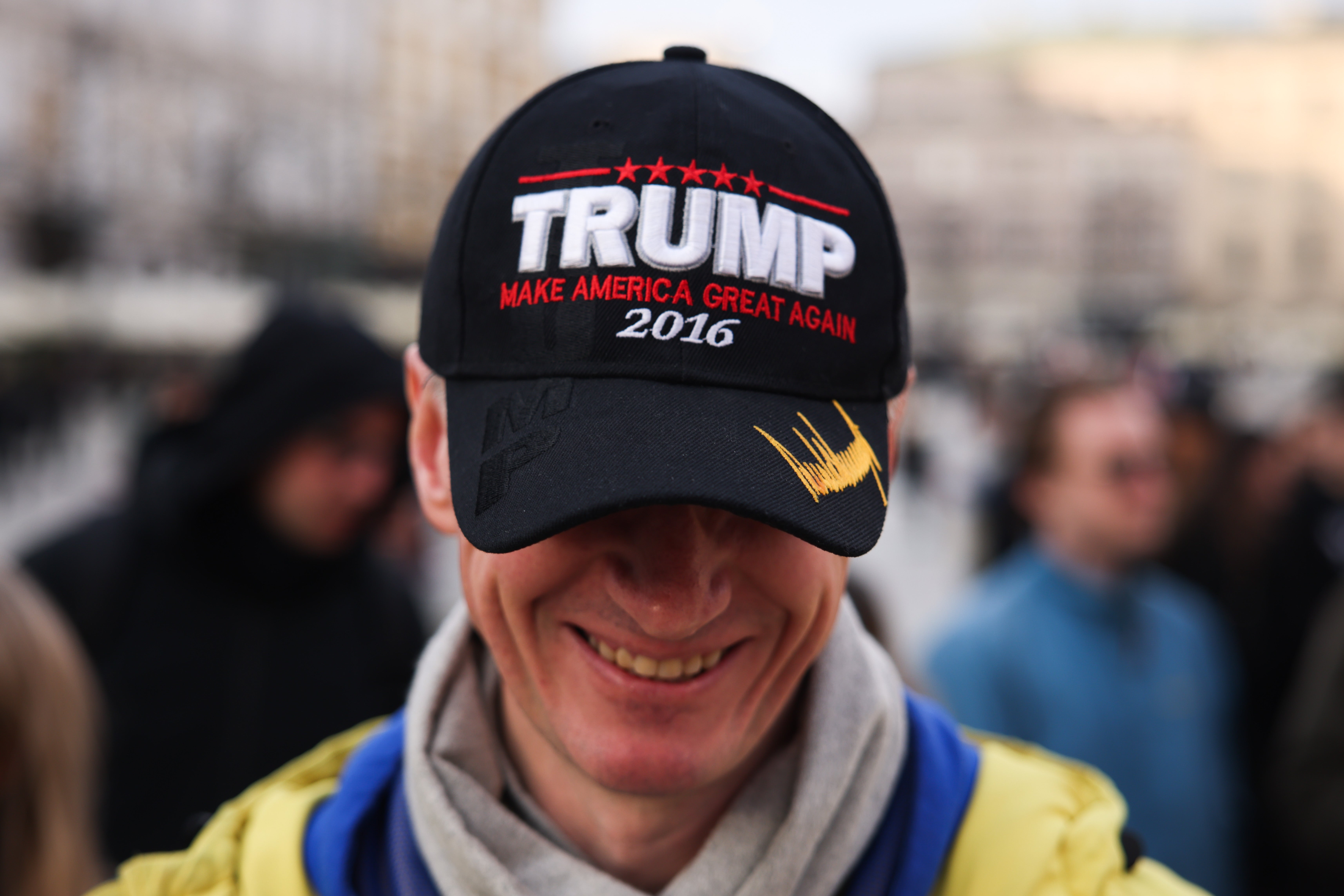 En person som har på seg en baseballcaps med