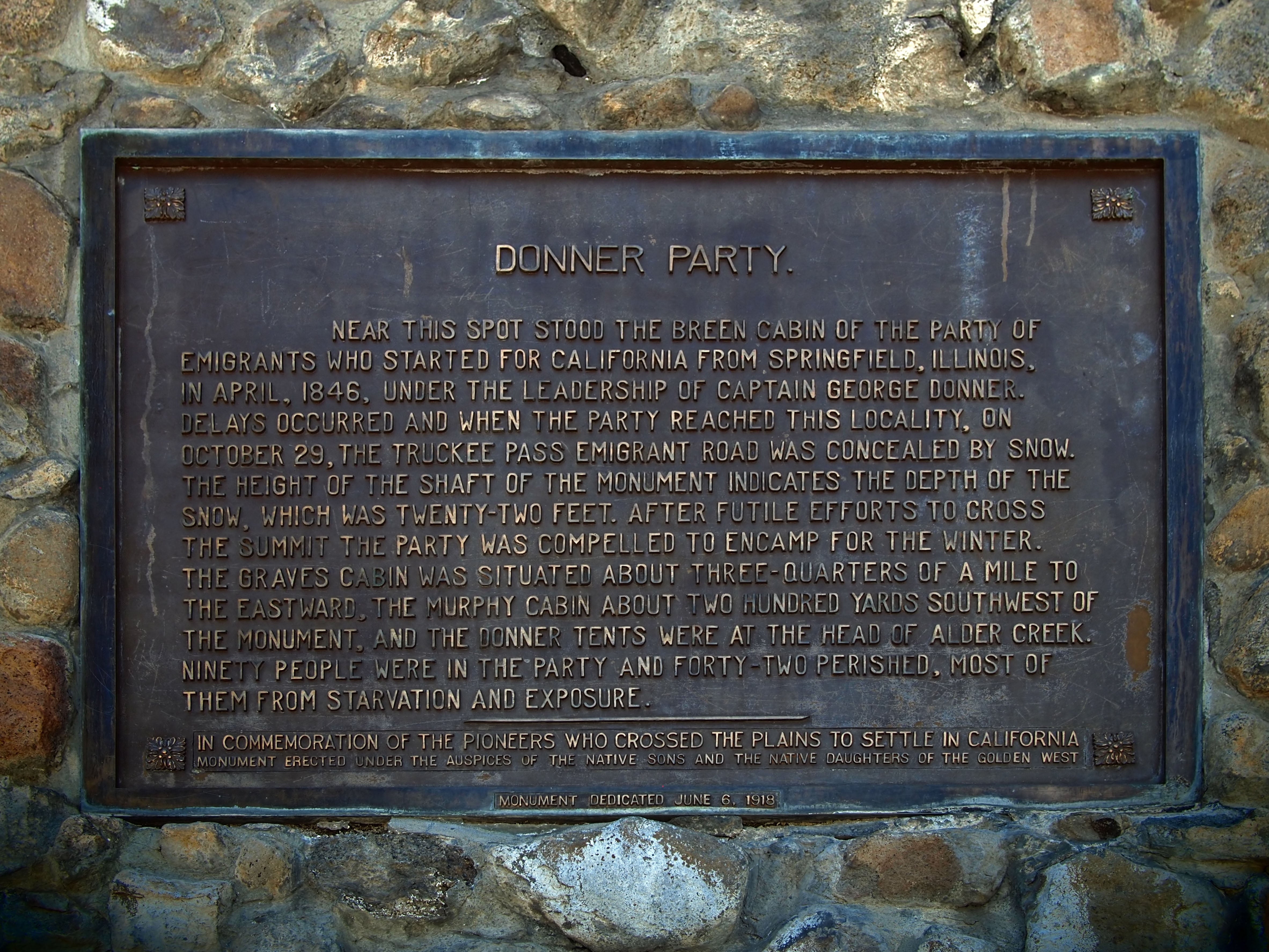 Plaque detailing the past of the Donner Party's determination successful 1846, including hardships and survival. Commemorates pioneers who crossed to California