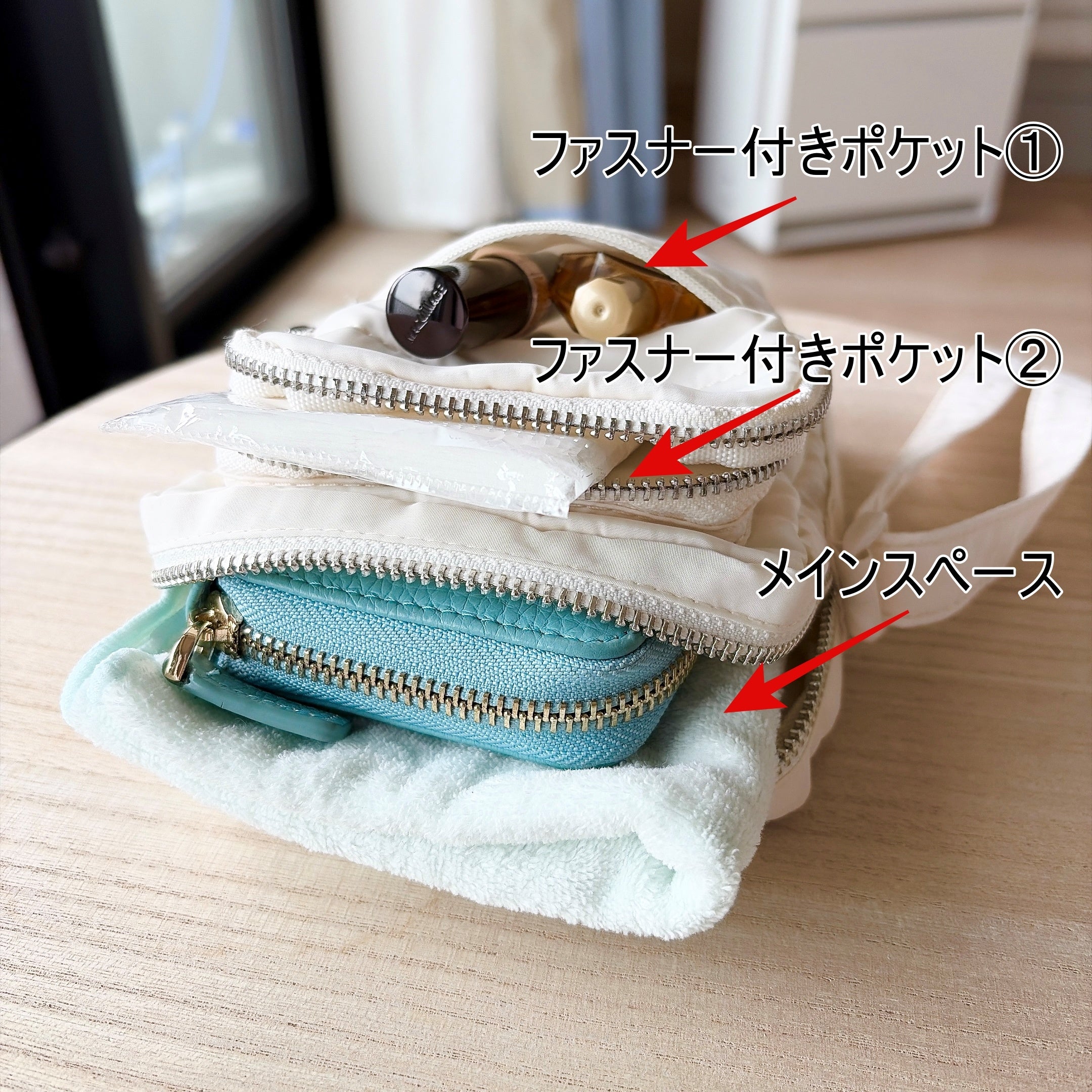 3COINS（スリーコインズ）「はっ水ミニショルダーバッグ」白いショルダーバッグにコスメと青い財布、タオルが入っている様子。