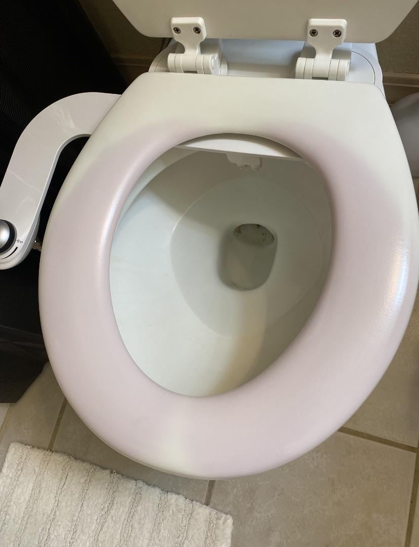 Buka dudukan toilet di kamar mandi