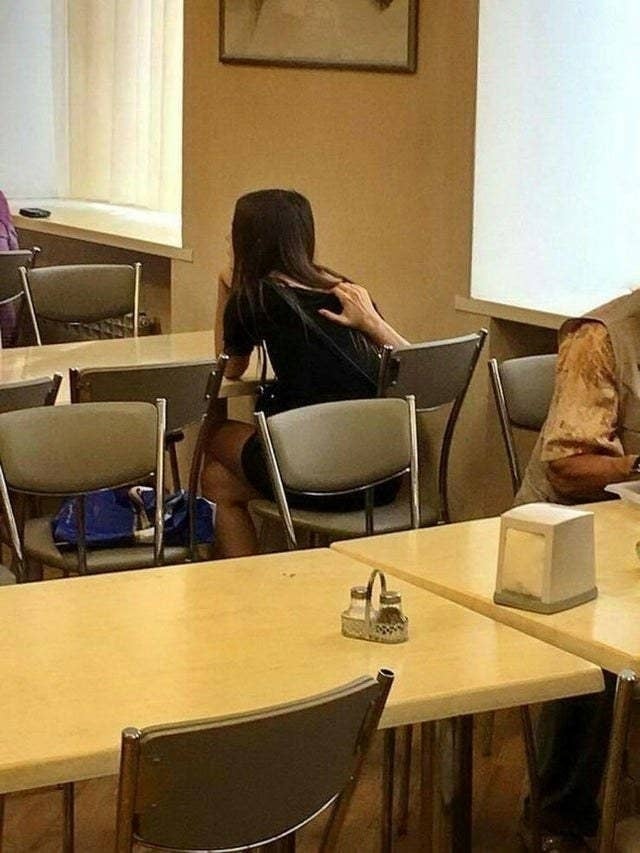 Seorang wanita yang sedang duduk dengan rambut panjang nampaknya mempunyai lengan di bahunya, tapi itu adalah ilusi optik yang diciptakan oleh orang lain yang duduk di belakangnya.
