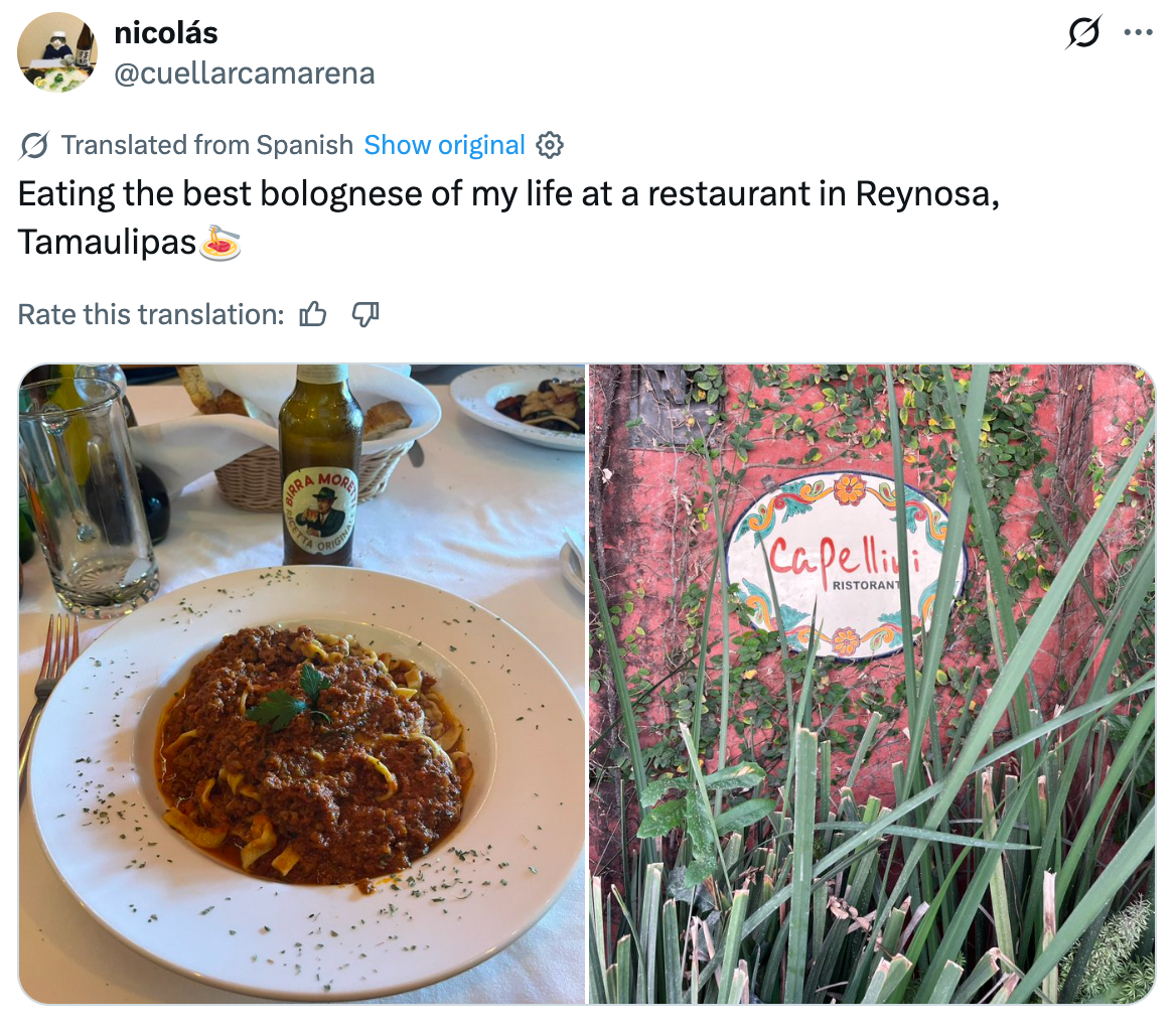 En tallerken med spaghetti Bolognese på et bord ved siden av et bilde av et restaurantskilt med teksten