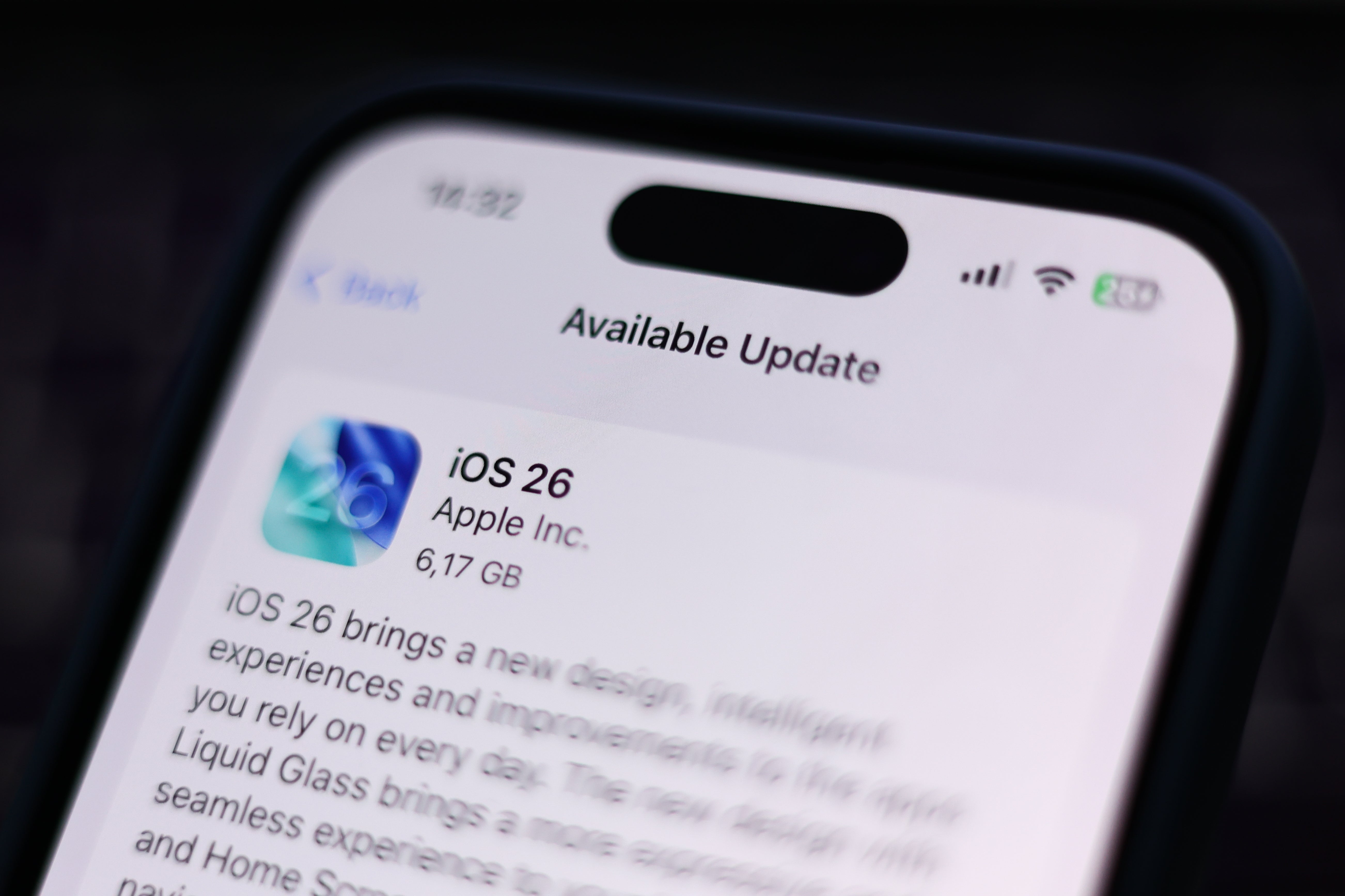 Layar ponsel cerdas menampilkan pemberitahuan pembaruan iOS 26 dari Apple Inc., merinci fitur-fitur baru dan peningkatan dalam unduhan 6,17 GB