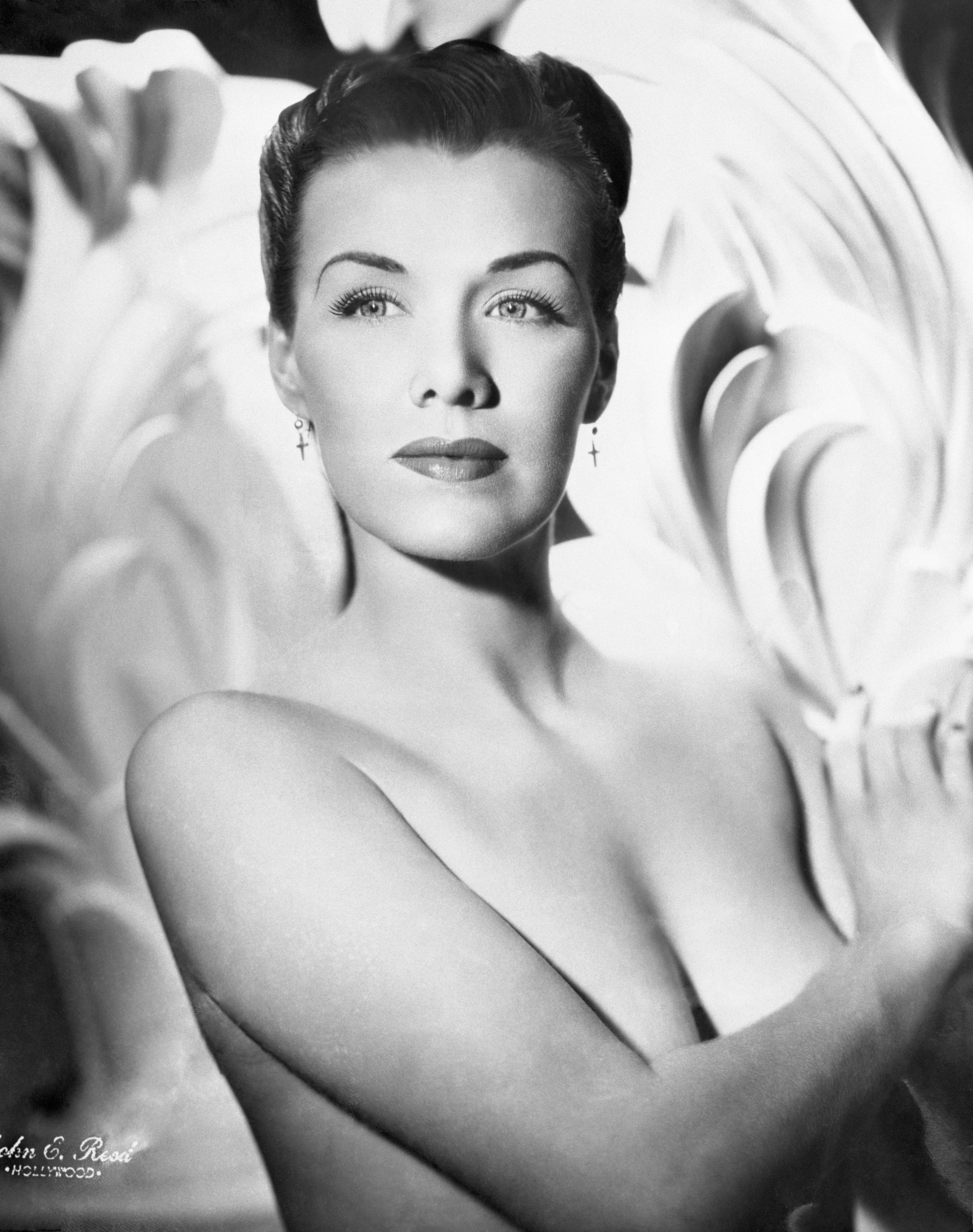 Vintage representation of Jean Spangler with an elegant hairstyle and transverse earrings, posed against an creator background