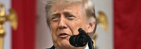 米バージニア州のアーリントン国立墓地で行われた「メモリアル・デー」の式典で演説するドナルド・トランプ米大統領（＝2026年5月25日）/ Kent NISHIMURA / AFP＝時事