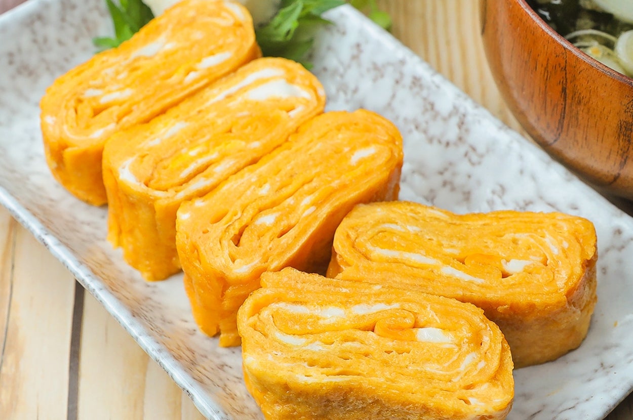 皿に並べられたふんわりした厚焼き玉子。添えられたおろし大根と味噌汁が見える。