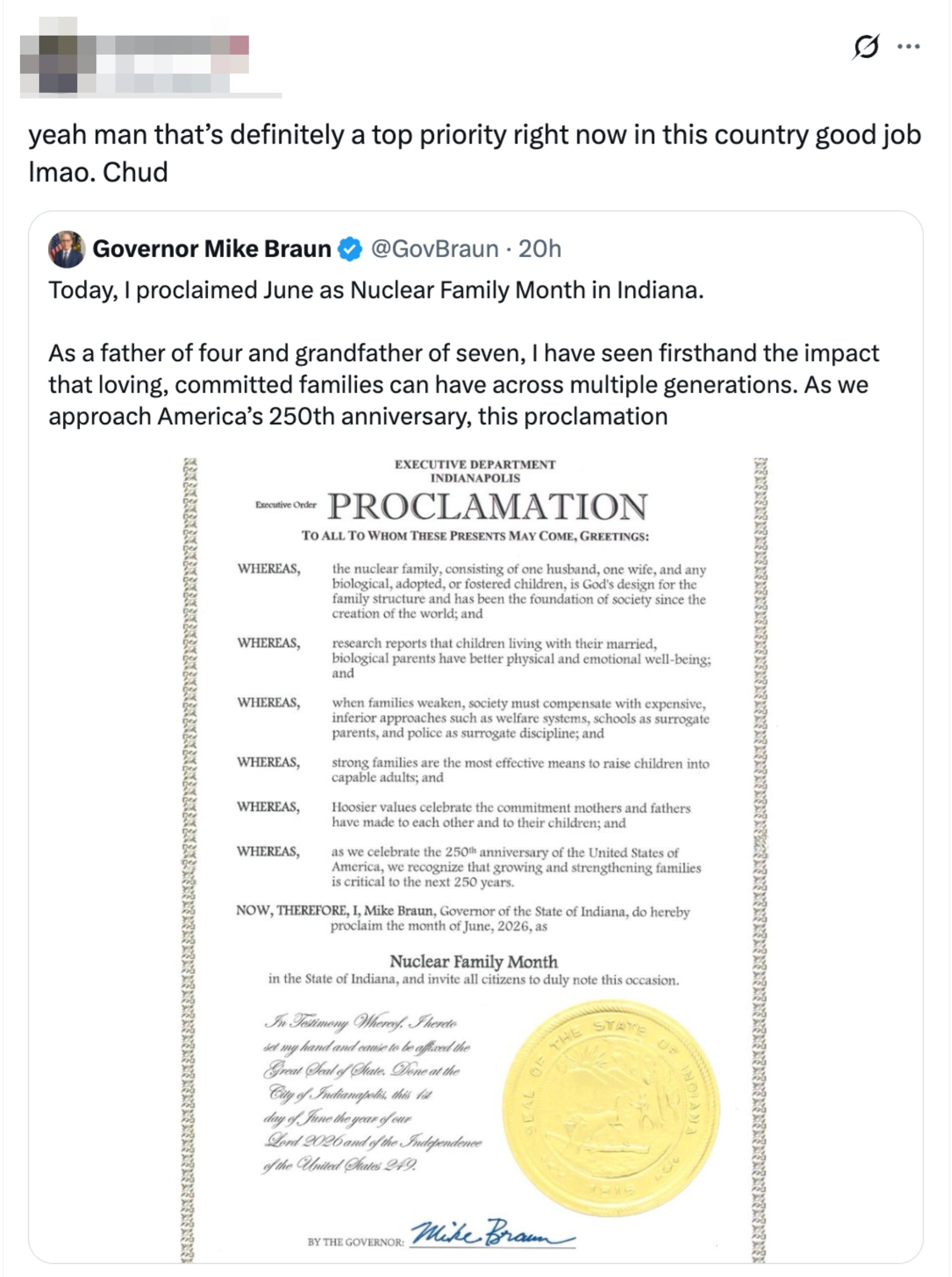 Tweet som reagerer på Indianas Nuclear Family Month proklamasjon av guvernør Mike Braun, og stiller humoristisk spørsmål ved dens prioritet i aktuelle saker