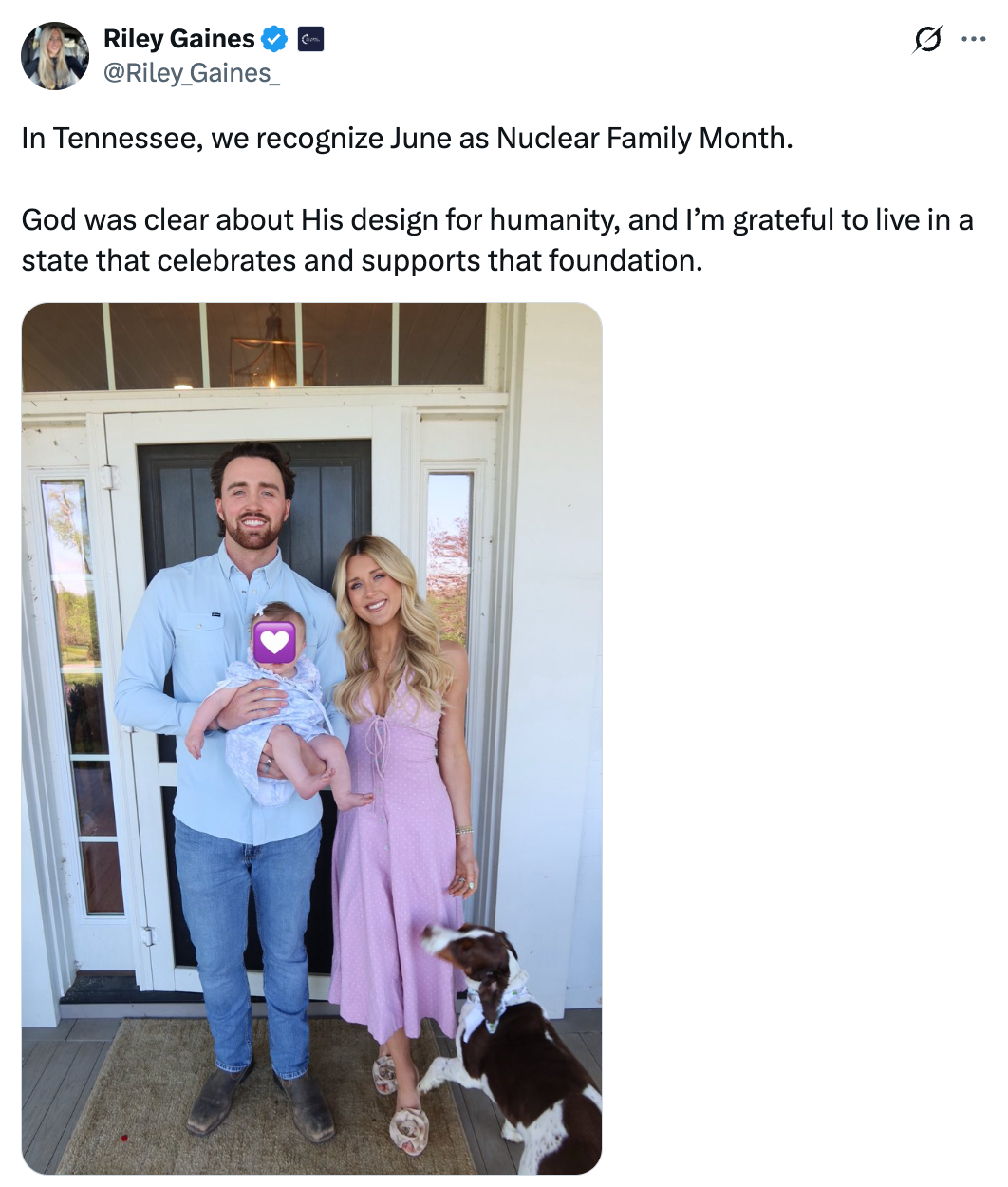 Familie på verandaen smiler, holder baby med hjerte-emoji i ansiktet og en hund som sitter. Teksten nevner Tennessee, Nuclear Family Month og guddommelig design