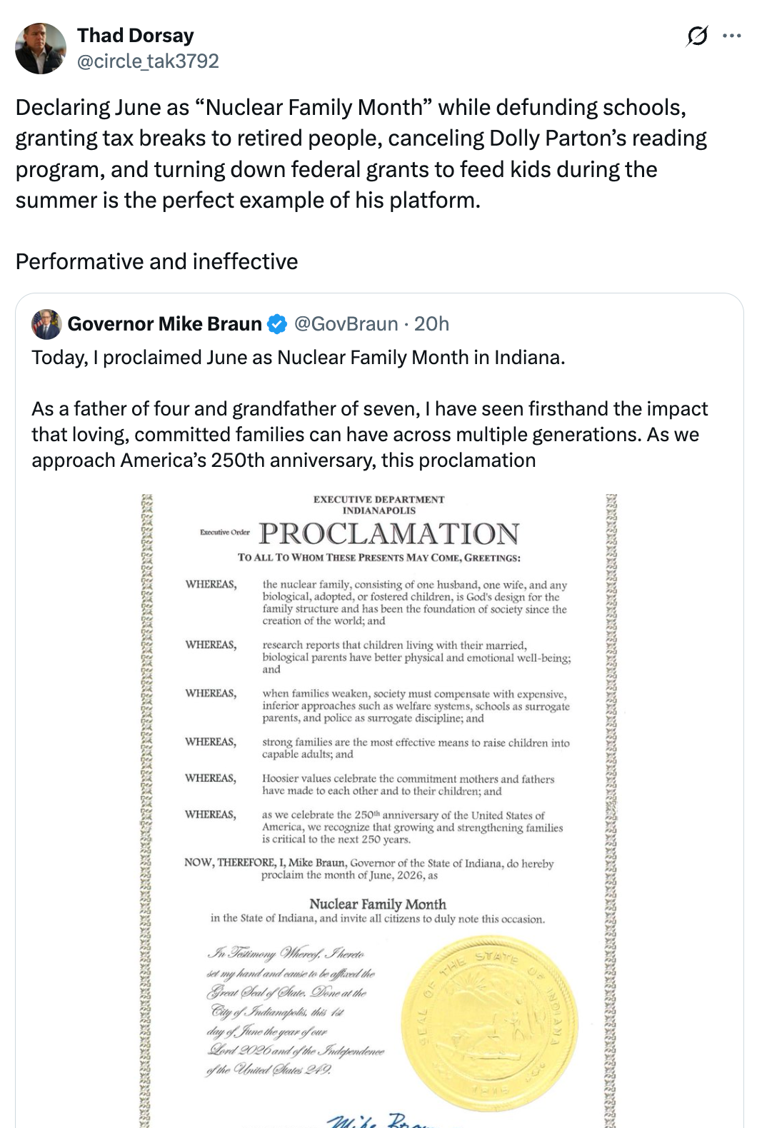 Tweet av Thad Dorsay som kritiserer guvernør Mike Brauns proklamasjon av Nuclear Family Month som performativ og ineffektiv