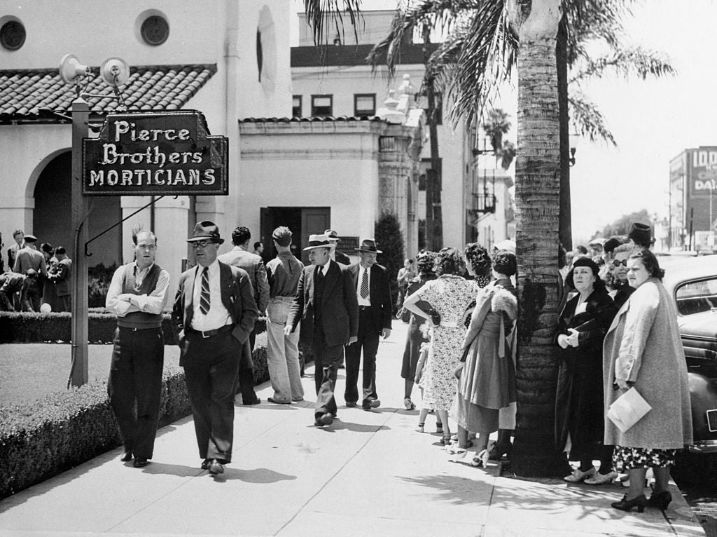 People waiting successful  enactment     extracurricular  Pierce Brothers Morticians, 1940s. Men deterioration  suits and hats; women deterioration  dresses and coats