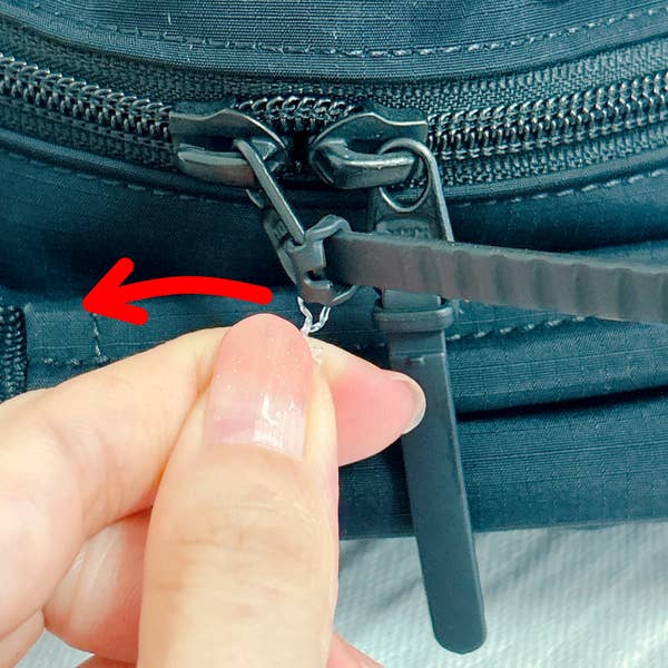 《ライフハック》ハサミを使わずにタグを取る方法。残ったループを指で取り外しているところ。