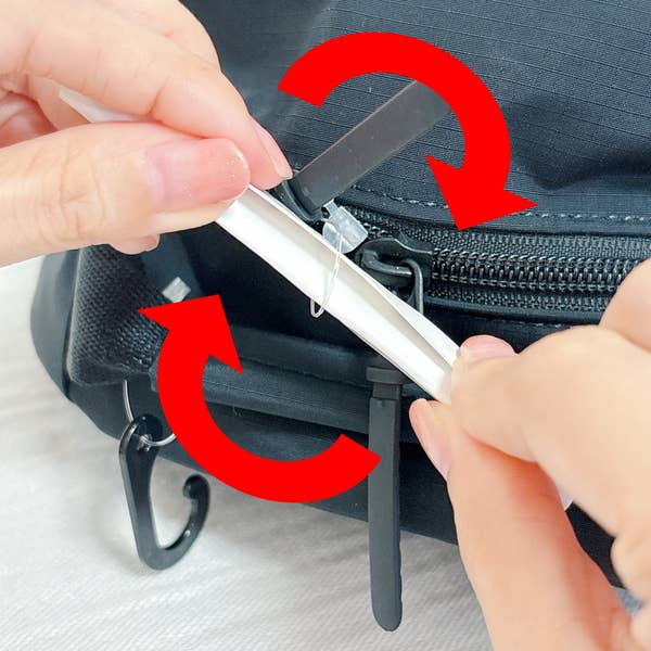 《ライフハック》ハサミを使わずにタグを取る方法。さしこんだタグをくるくる回しているところ。