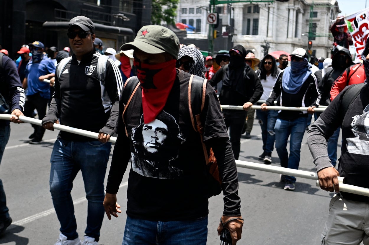 メキシコシティの通りを歩くデモ参加者たち（＝2026年6月1日撮影） / Alfredo ESTRELLA / AFP＝時事
