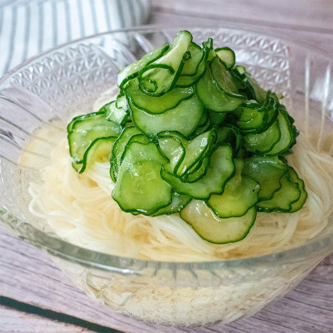 きゅうりたっぷり白だしそうめんが盛り付けられています。