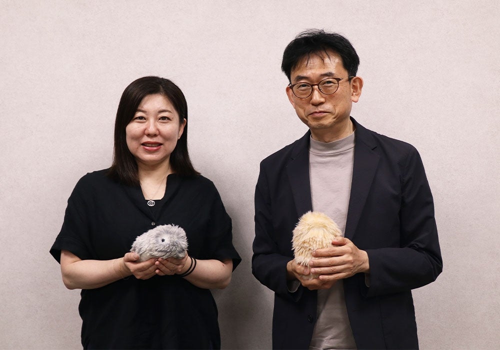Moflinを手がけた市川英里奈さん（左）、二村渉さん（右）（撮影：Munenori Umeki / BuzzFeed Japan）