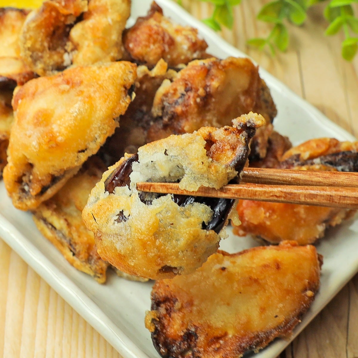 なすは手でちぎるのが正解】ウチでは鶏肉より人気！あの調味料で作る