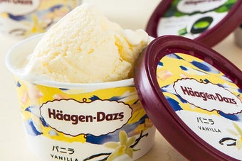 ハーゲンダッツのバニラアイスクリームのカップがテーブルに置かれている。