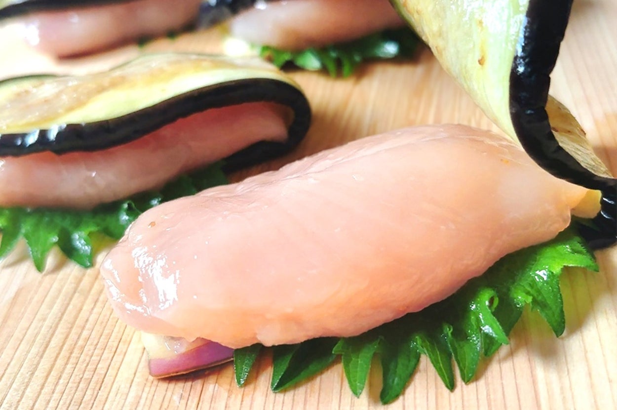 ナスと生チキンが大葉の上に重ねてある盛り付け。