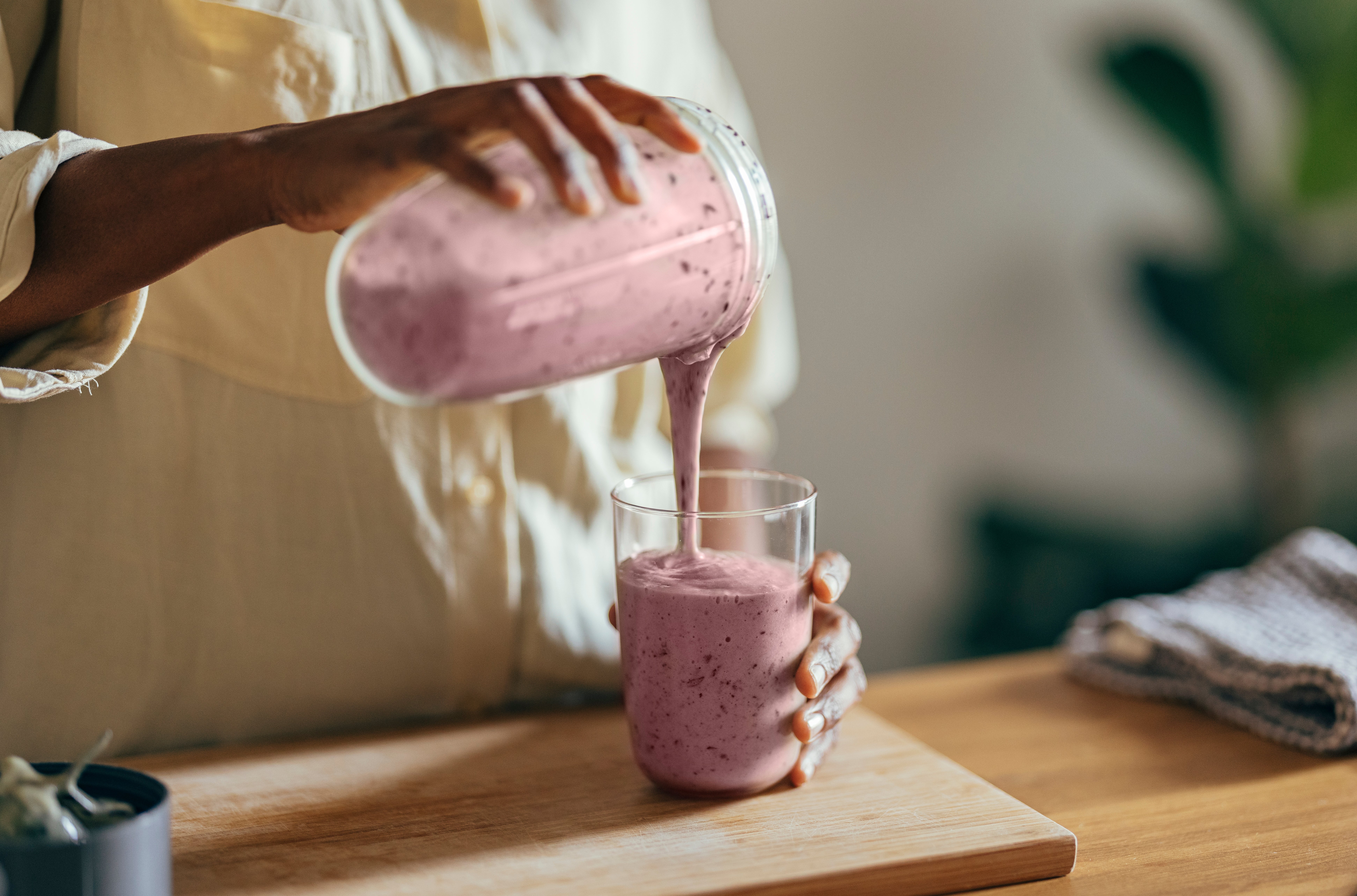 A idiosyncratic   pouring a smoothie into a cup