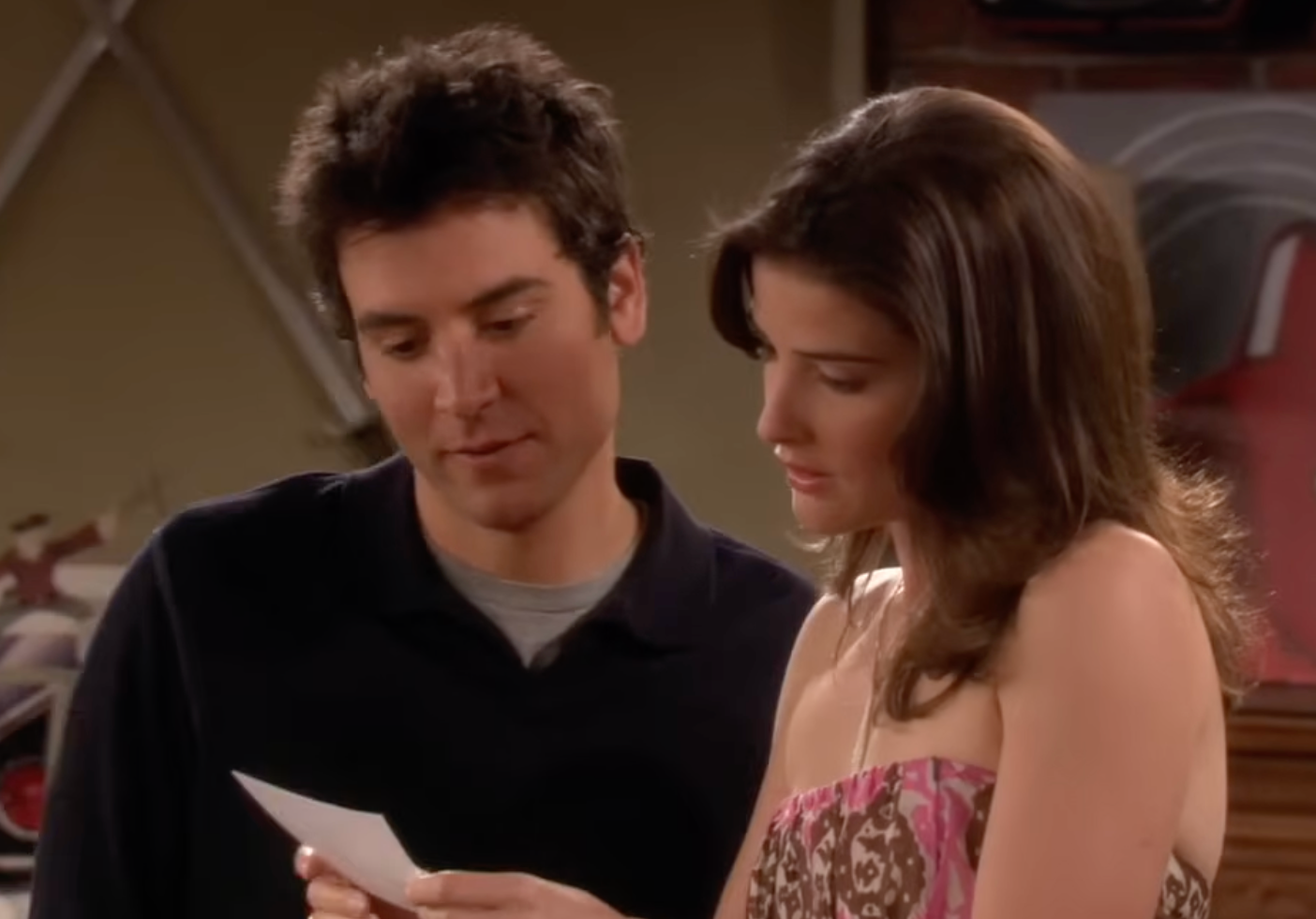 Ted dan Robin di dalam ruangan, melihat selembar kertas bersama-sama.
