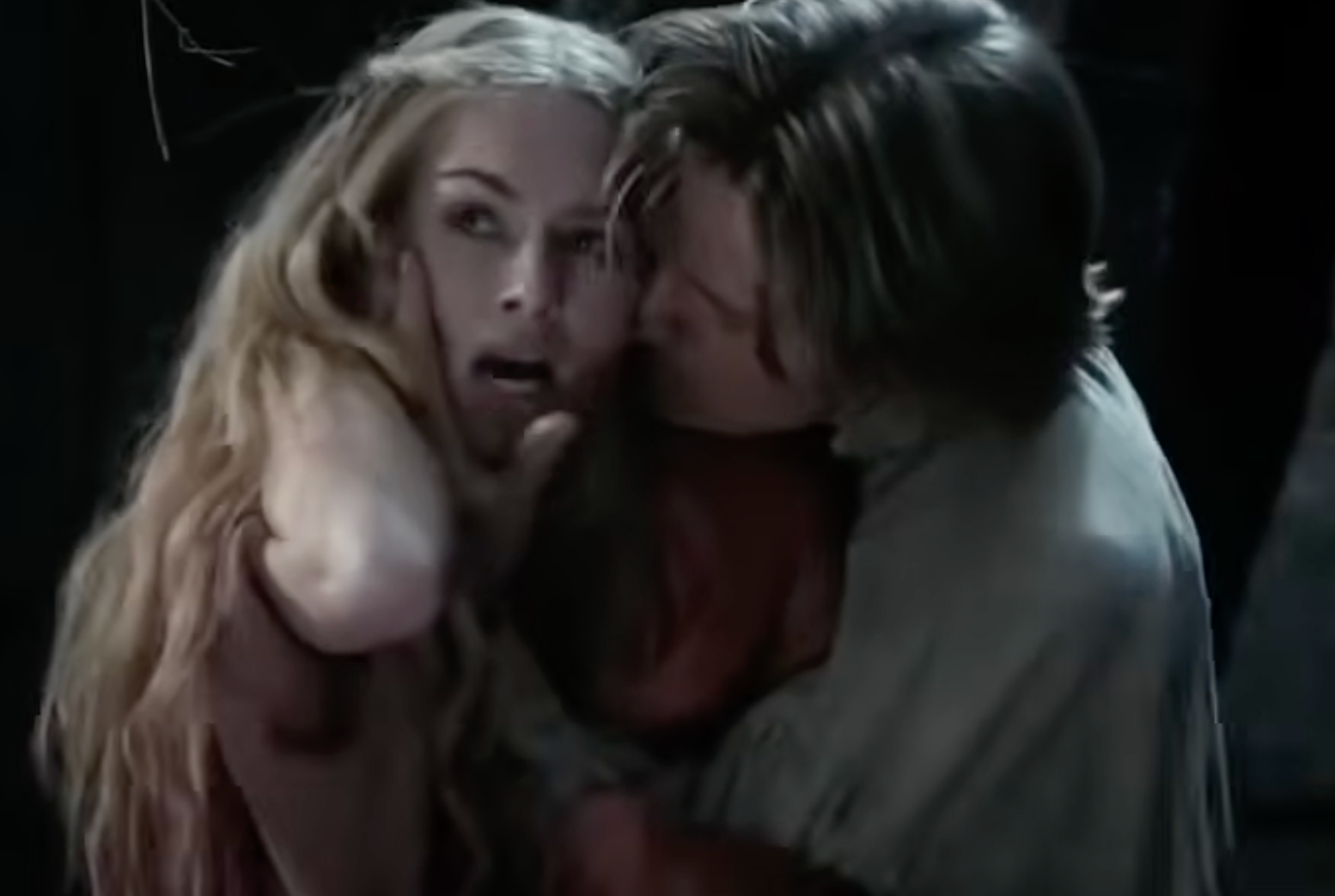 Adegan dramatis dengan Cersei tampak terkejut saat Jaime mendekat, berlatarkan gaya abad pertengahan
