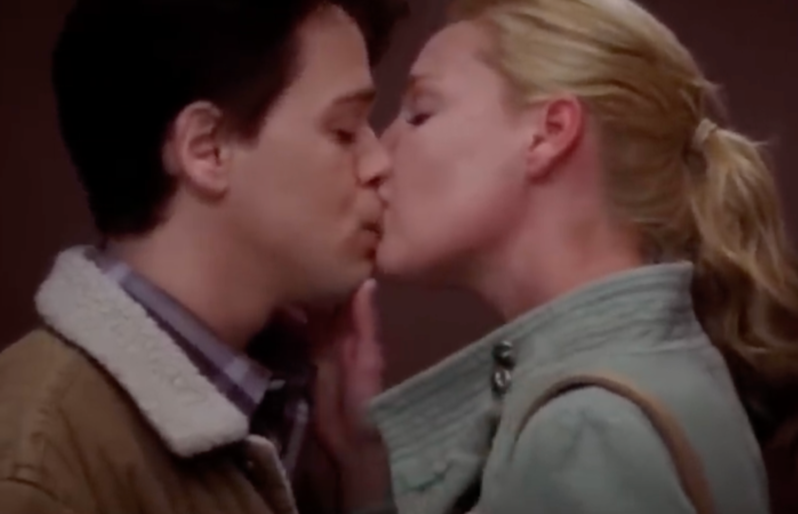 George dan Izzie berbagi ciuman di lift
