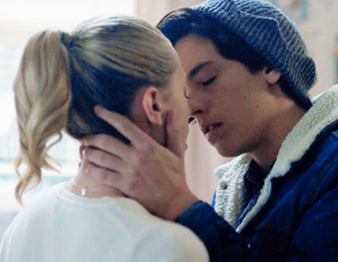 Betty dan Jughead hendak berciuman