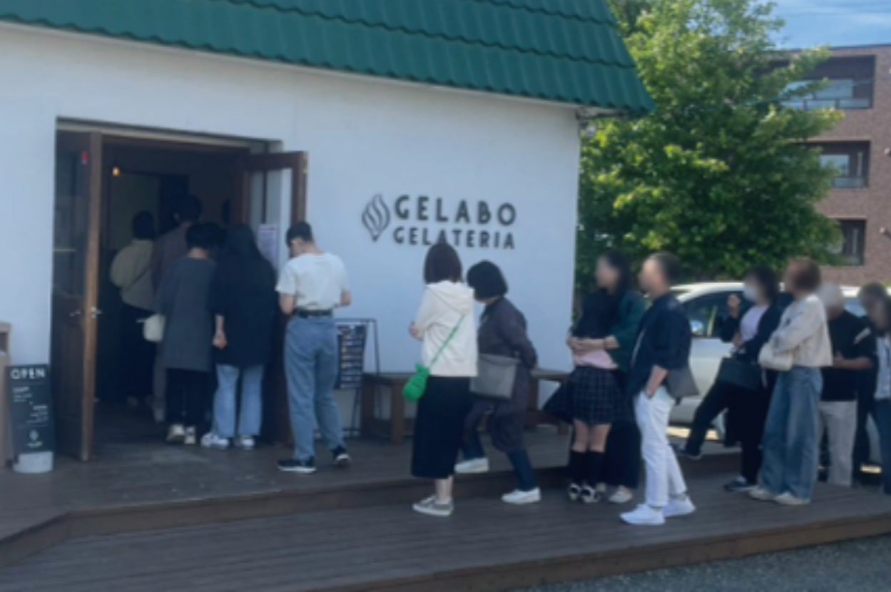 アイスクリーム店の外で順番を待つ人々の列。