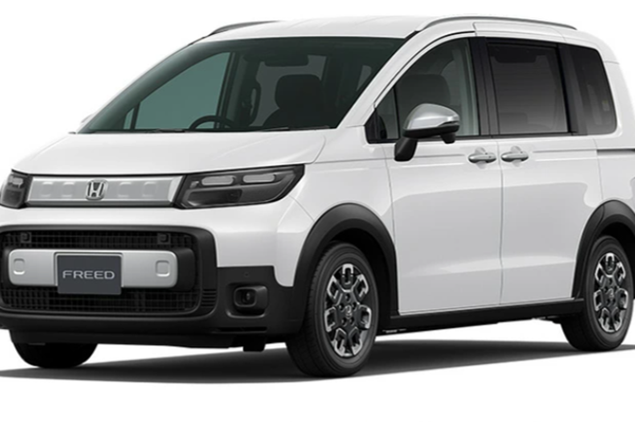 ホンダフリード4WD車の広告。限定1台が半額で、6月11日午前0時から販売開始と記載。