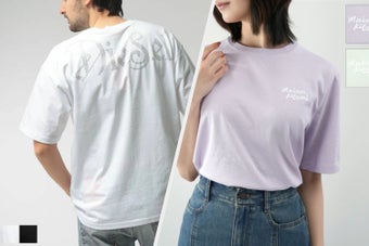 女性が「Maison Kitsuné」と書かれたシンプルなTシャツを着ている。