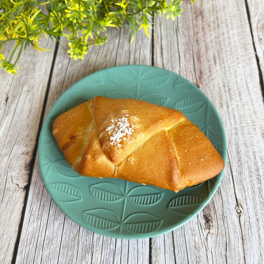 コストコ新商品】話題の「塩パン」を実食レビュー！想像以上にバターが