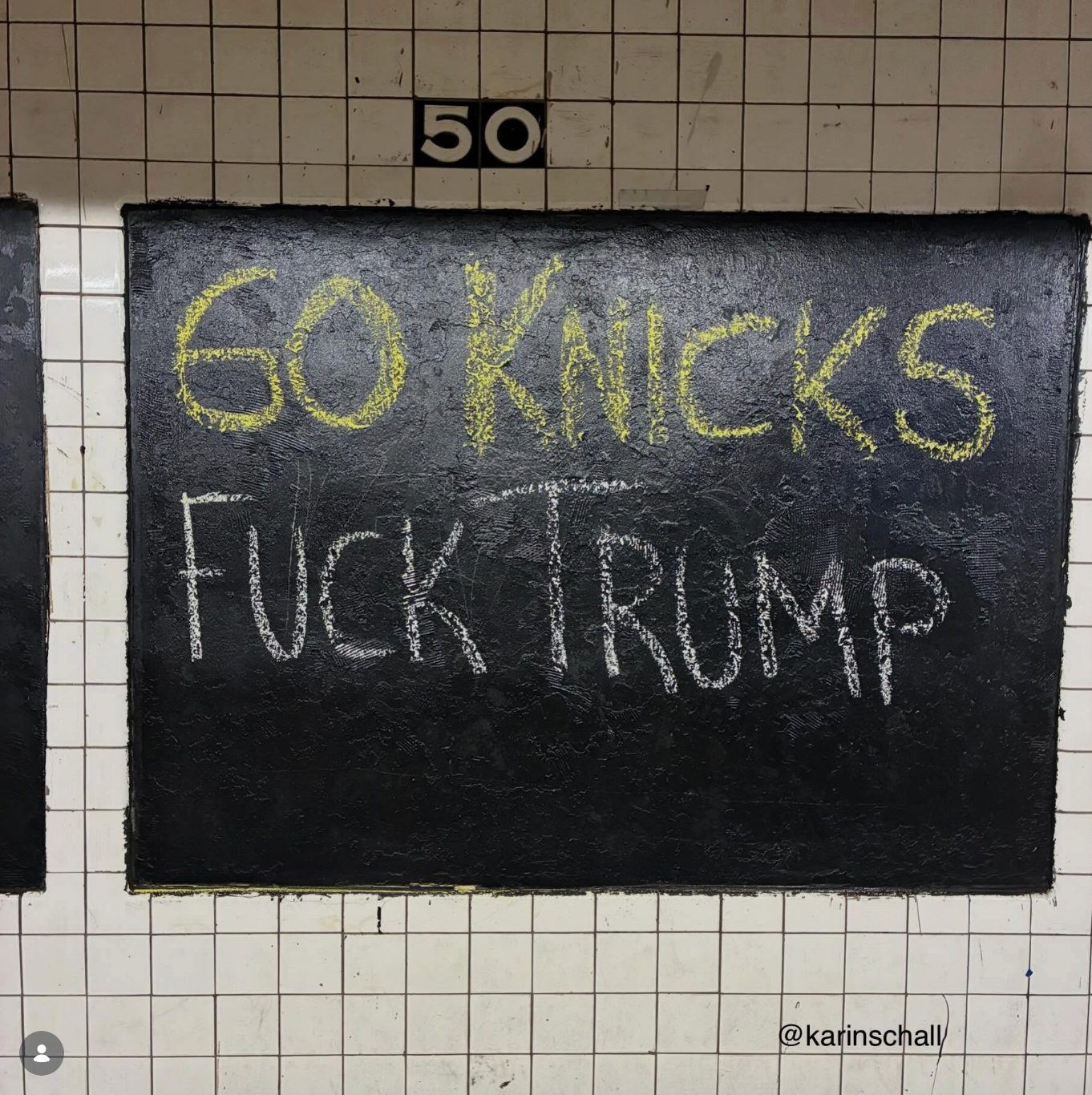 Signer med "Go Knicks" og "F*** Trump" på en t-banestasjon