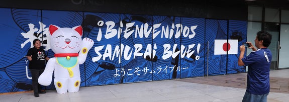 2026年6月2日、FIFAワールドカップ2026を前に、メキシコのモンテレイで日本代表選手団の到着を歓迎する壁画の前でファンが記念撮影をしている（AFP＝時事）