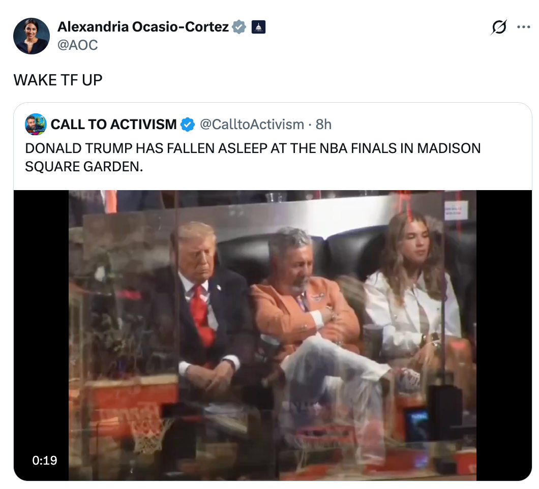 Sosiale medier-innlegg med et bilde av Donald Trump som ser ut til å sove på en NBA-kamp. Bildeteksten antyder humoristisk å våkne