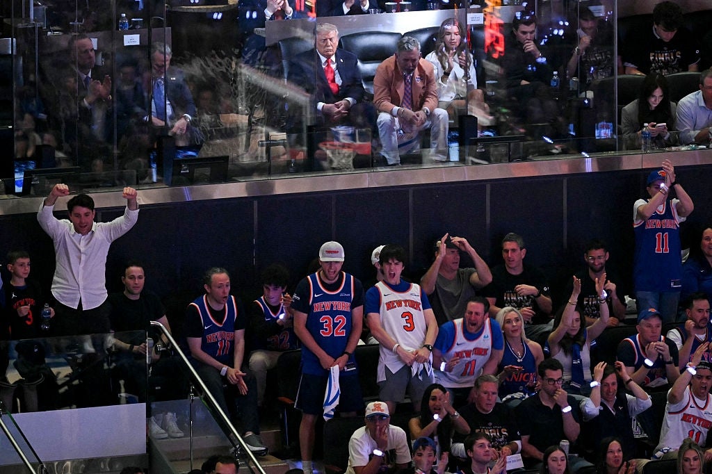 Fansen ser spent på en begivenhet fra stadionsetene, med noen få iført basketballtrøyer