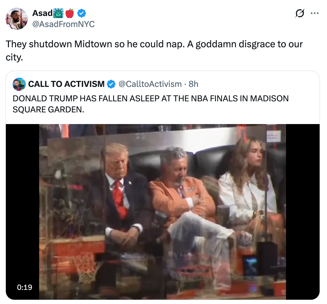 Skjermbilde av en tweet som viser enkeltpersoner som sitter på banen ved en basketballkamp, ​​med humoristisk bildetekst om noen som sovner