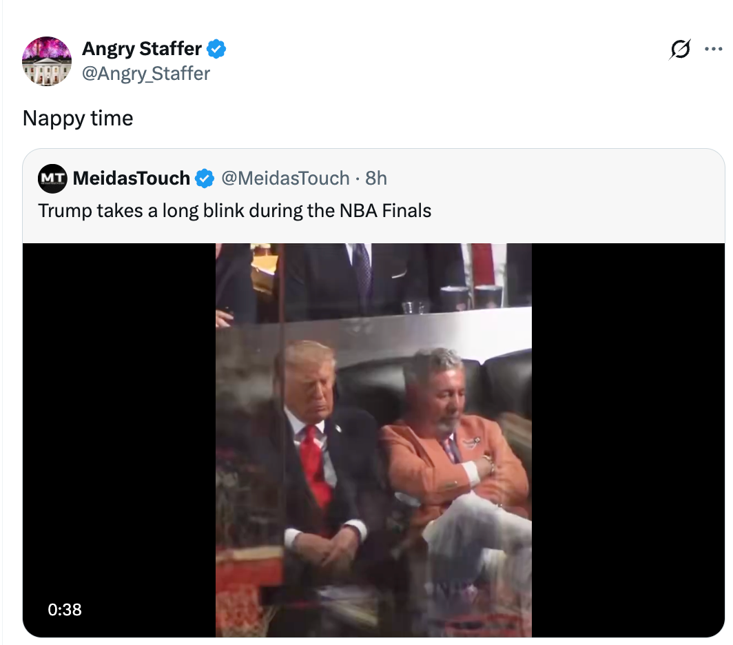Skjermbilde av en tweet som viser et bilde av to menn som sitter på et arrangement. Tweet antyder at en av dem sovnet i NBA-finalen