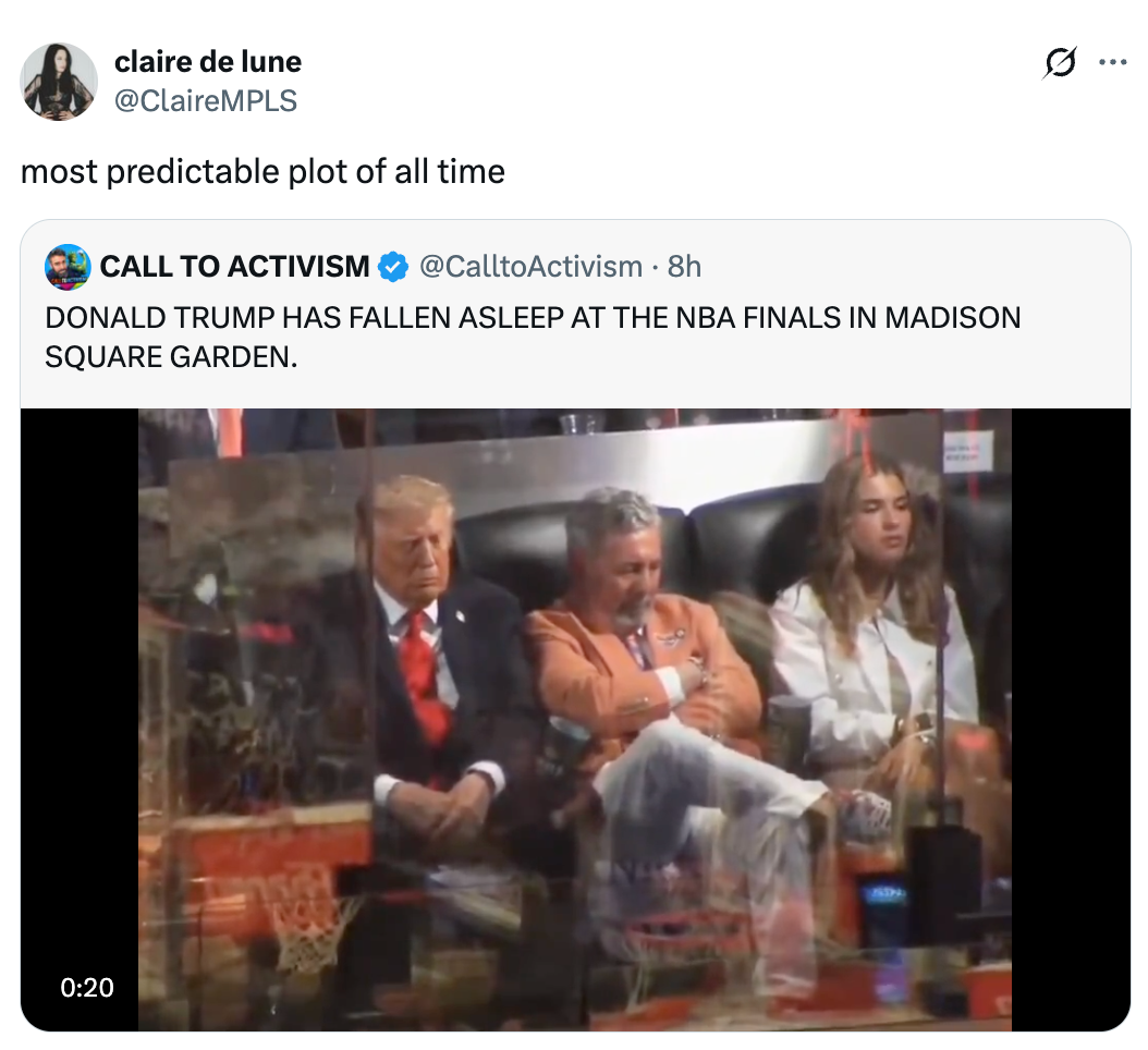 Skjermbilde av en tweet om en person som sover i NBA-finalen, med teksten 