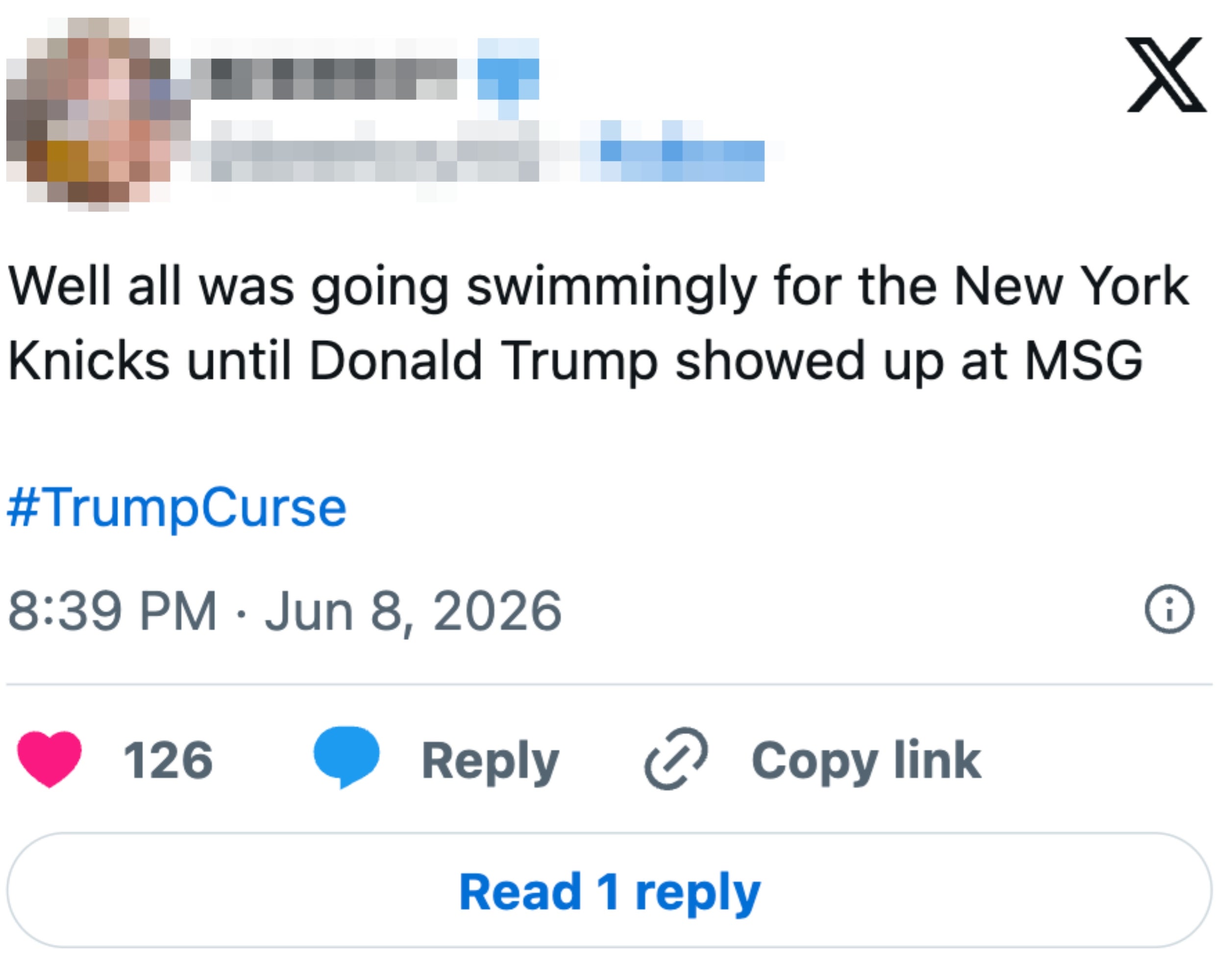 Tweet som fleiper om en forstyrrelse i et New York Knicks-spill da Donald Trump dukket opp på Madison Square Garden, ved å bruke hashtaggen #TrumpCurse