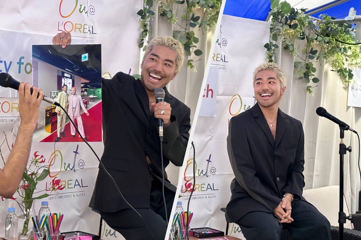 2人がインタビューの場で対話している様子。右の人物は洗練された黒い装いでリラックスした雰囲気。背景に企業のロゴ。
