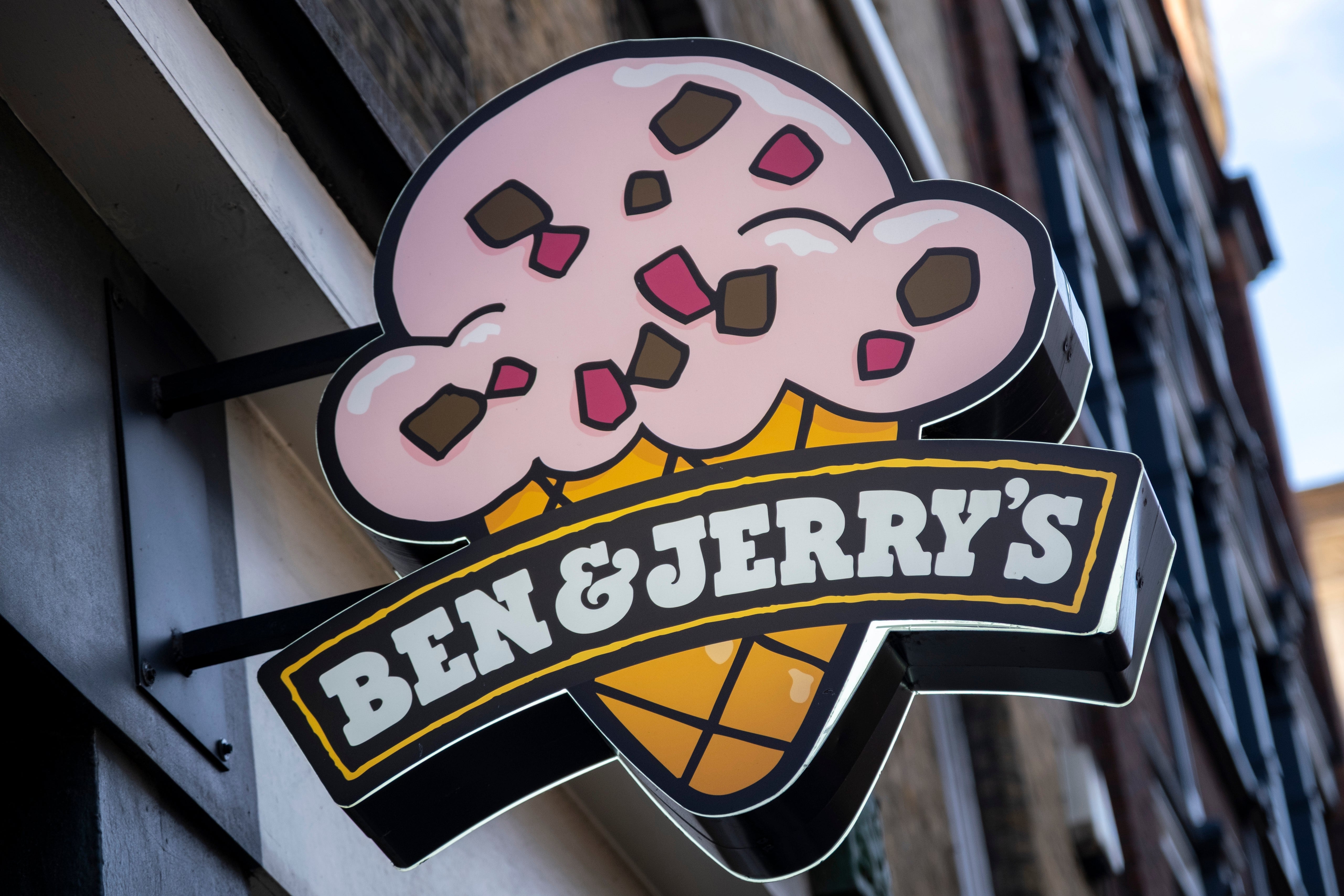 Ben & Jerry's iskrembutikkskilt med kjegle og iskremgrafikk